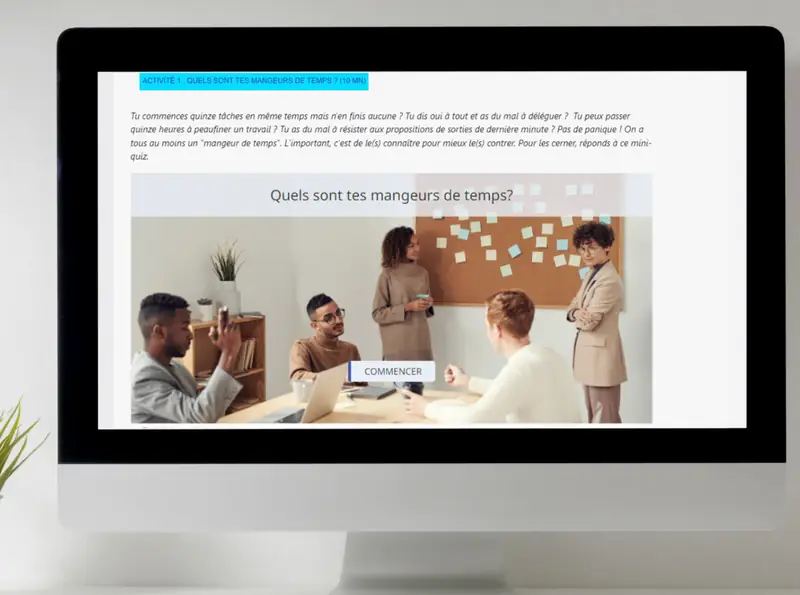 Écran d’ordinateur affichant une activité de formation en ligne intitulée « Quels sont tes mangeurs de temps ? », avec une photo d’équipe en réunion et un bouton « Commencer ».